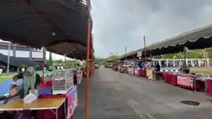 UMKM-Tala-mulai-sibuk-menata-dagangan-di-stand-Expo-Politala-2026.jpg