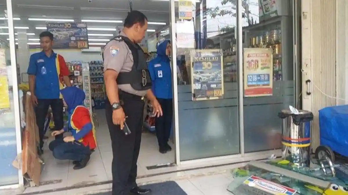 The Jakmania Rusak Minimarket dan Aniaya Pegawai di Depok