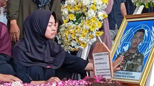 Istri Bersimpuh di Pusara, Pemakaman Militer Serka Nur Ichwan di Magelang Penuh Haru