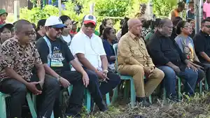 Bupati-Biak-Hadiri-Pemakaman.jpg