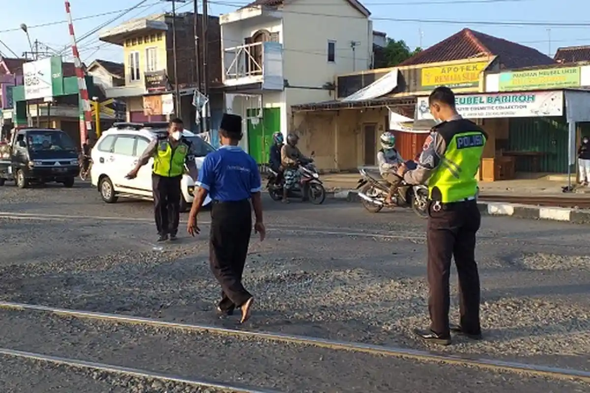 Terobos Palang Perlintasan KA saat Hendak Ngaji, Warga Kaliwungu Kendal Tewas Tertabrak Kereta