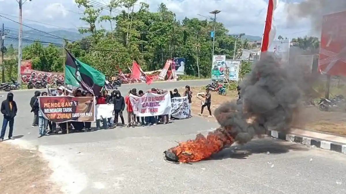 Aliansi Mahasiswa Demo Bawa Tulisan Usir PJ Gubernur Cabul dari Sulbar