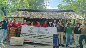 Pose-bersama-masyarakat-desa-Rabeka-dan-Tim-Undana.jpg