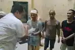 Berbagi Berkah Ramadan, Kasat Reskrim dan Kasat Intel Polres Palas Beri Takjil kepada Tahanan