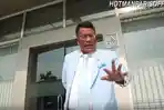 hotman-paris-hutapea-di-depan-kantornya-okee.jpg