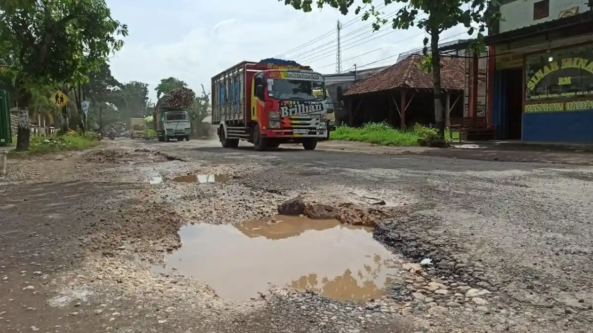 Pemangkasan Anggaran, Dana Perbaikan Jalan Provinsi Jateng Dipotong hingga 50 Persen