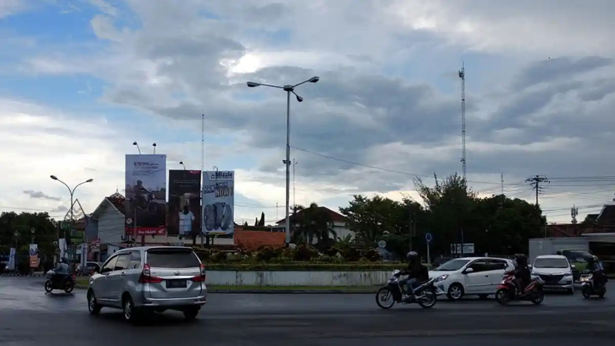 Hujan, Lalu Lintas di Bundaran UGM Lengang