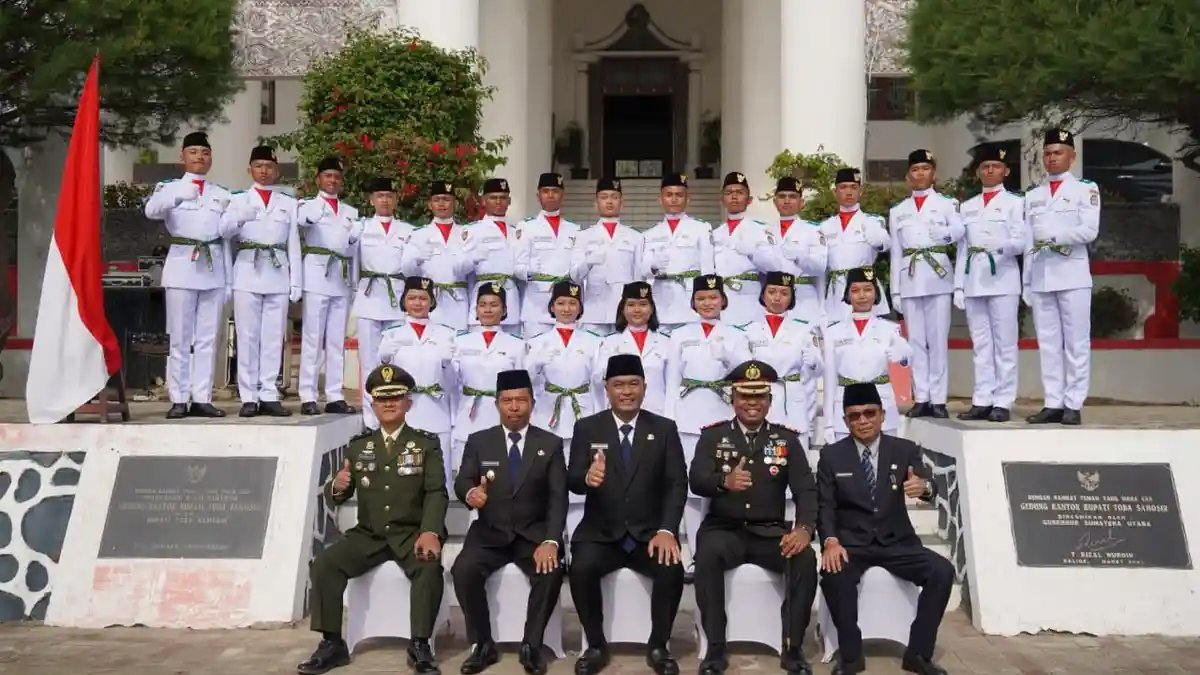 Jelang HUT ke-80 RI, Bupati Toba Kukuhkan Pasukan Pengibar Bendera Pusaka 2025