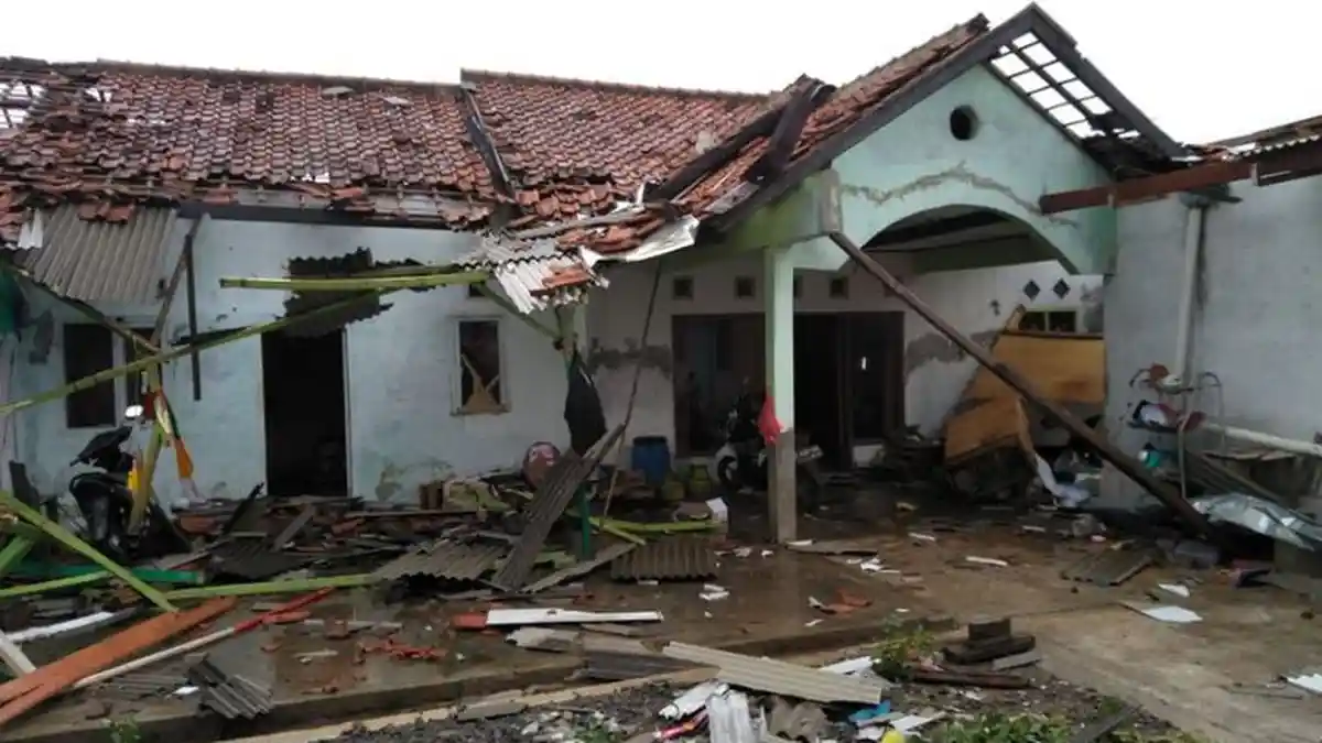 Detik-detik Puting Beliung Meluluhlantakkan Bandung, Atap Rumah dan Pohon Beterbangan