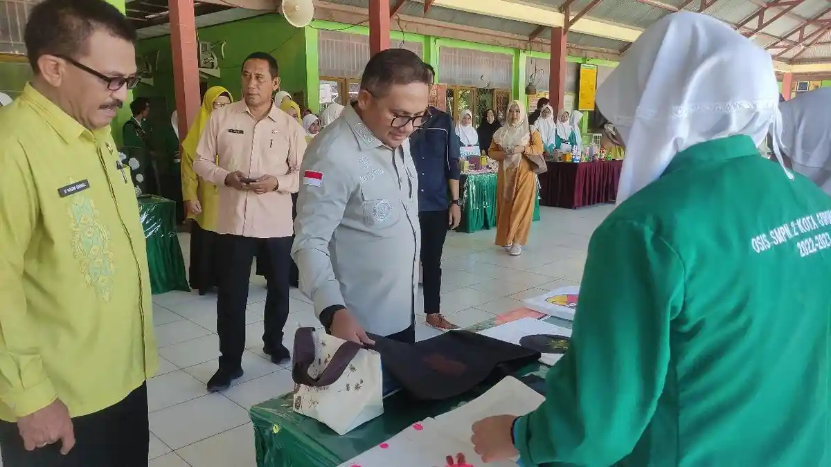 Wali Kota Marten Taha Apresiasi Hasil Kerajinan Tangan Siswa SMPN 2 Kota Gorontalo