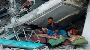 warga-palestina-di-reruntuhan-akibat-serangan-israel_04.jpg