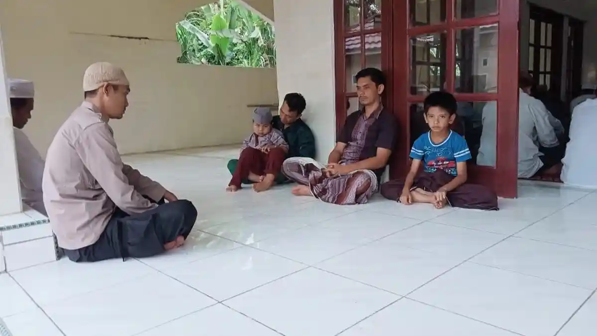 BHABINKAMTIBMAS Polres Palas Lakukan Jumat Curhat di Masjid Nurul