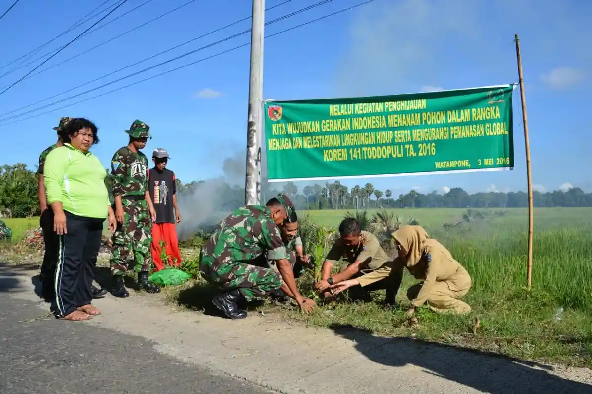 Korem Bone Hijaukan Kelurahan Ta dengan 500 Pohon