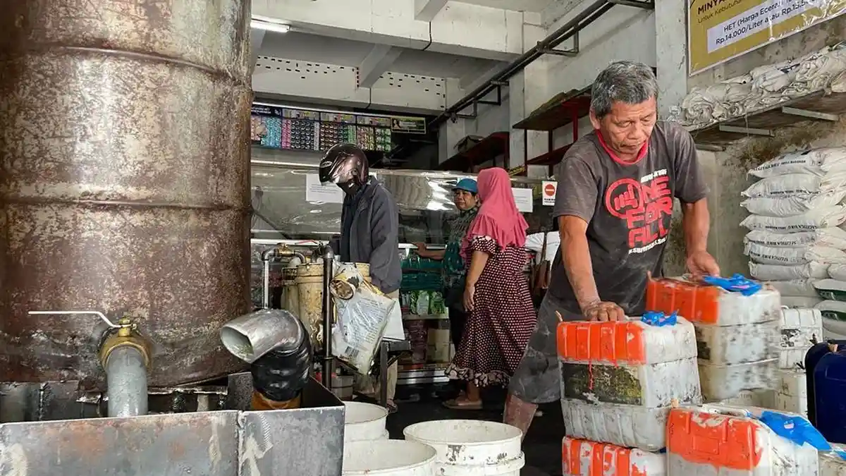 Stok Minyak Goreng Curah Stabil, Harga di Toko Semarang Ini di Bawah HET Rp15.500, Beli Bawa KTP