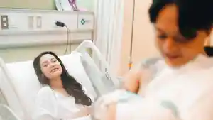 DJ-Bravy-mengunggah-beberapa-slide-foto-proses-persalinan-Erika-Carlina.jpg