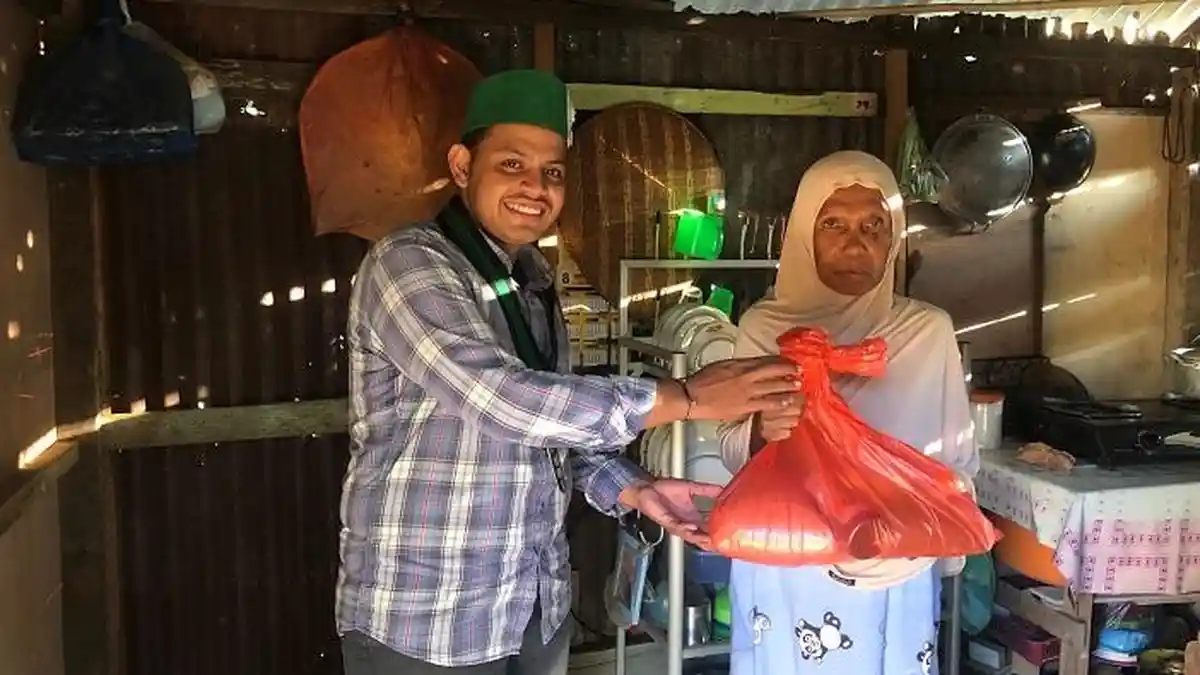 HMI Cabang Lhokseumawe-Aceh Utara Bagikan Sembako untuk Kaum Dhuafa 