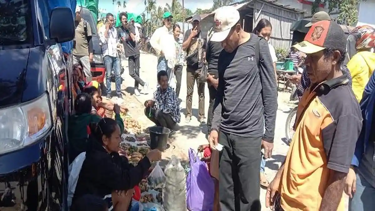 Kunjungi Pasar Tradisional Eban, Johni Asadoma Borong Komoditas Pertanian Milik Warga