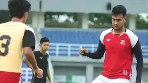 Pemain-Deltras-FC-M-Rafli-ketika-menjalani-official-training.jpg