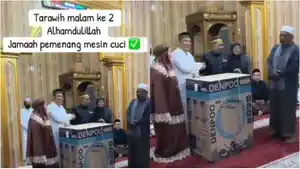 Viral-Takmir-Masjid-Bagi-bagi-Doorprize-usai-Tarawih-di-Maros-Ada-Paket-Umrah-hingga-Mesin-Cuci.jpg