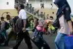 Pemudik Tiba di Pelabuhan Tanjung Perak Surabaya