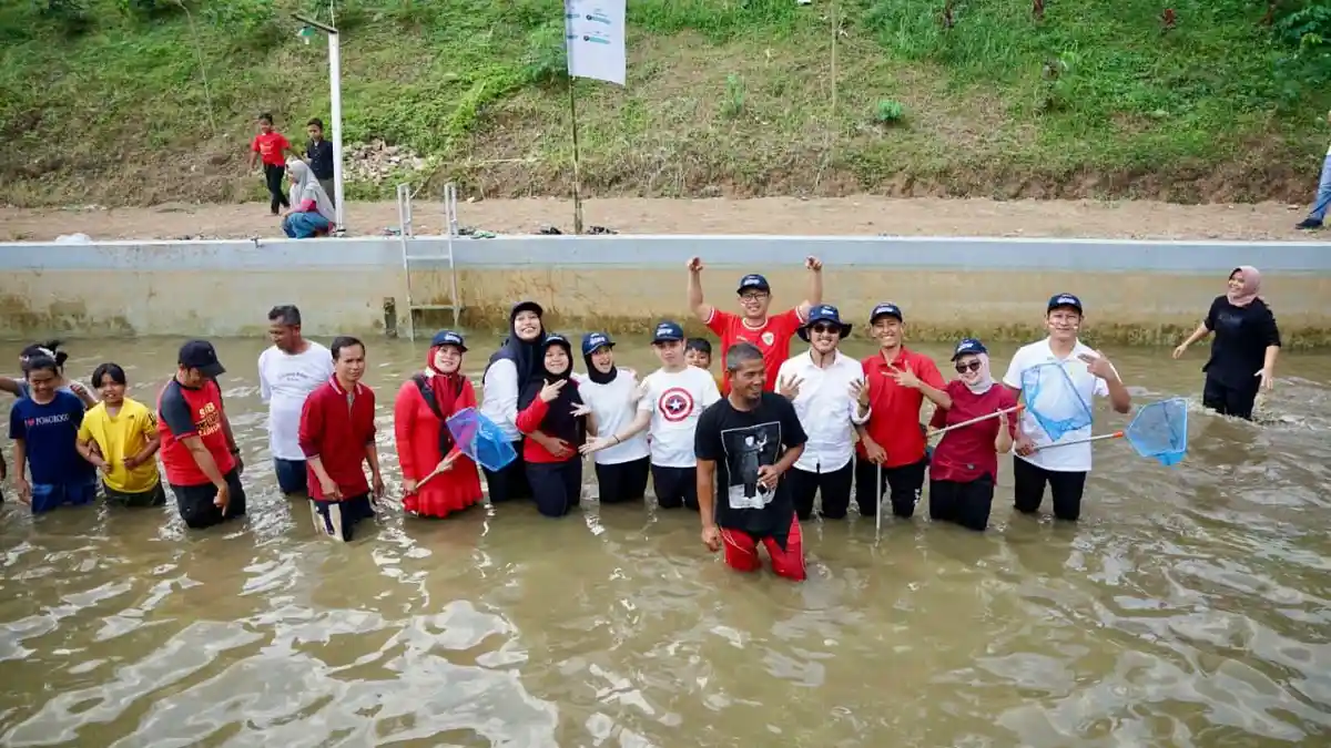 Lewat Program Relawan Bakti BUMN Batch VIII, PT INKA Rayakan Kemerdekaan di Desa Bolo