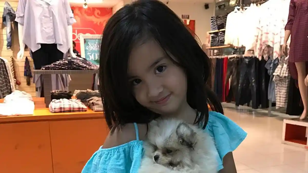 Gendong Adik Bungsunya, Kecantikan Mikhayla Bakrie Ini Bikin Netizen Terpesona