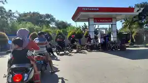foto-antrean-pembeli-bbm-pertalite-di-spbu-sentul.jpg