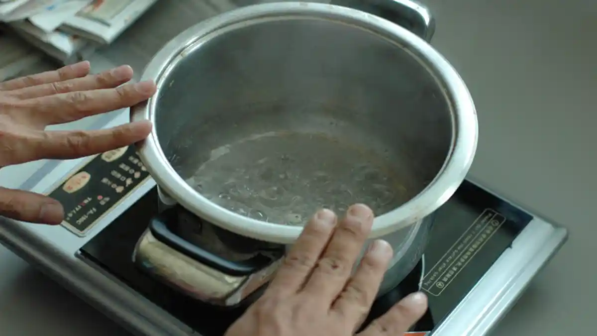 Kepala Pria Ini Dicelupkan ke Panci Berisi Air Mendidih, Videonya Ramai di Dunia Maya