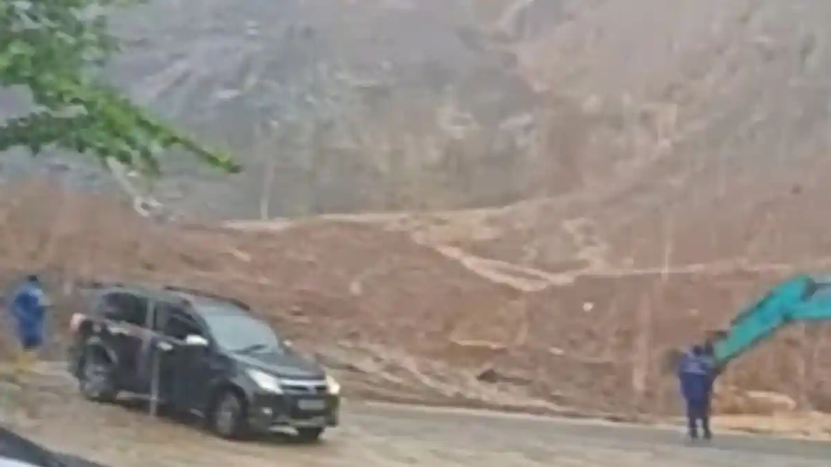 Akses Jalan Padang - Pesisir Selatan Ditutup Sementara, Tambang Galian C di Kelok Jariang Longsor
