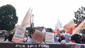 Buruh-demo-di-depan-kantor-walikota-Batam.jpg