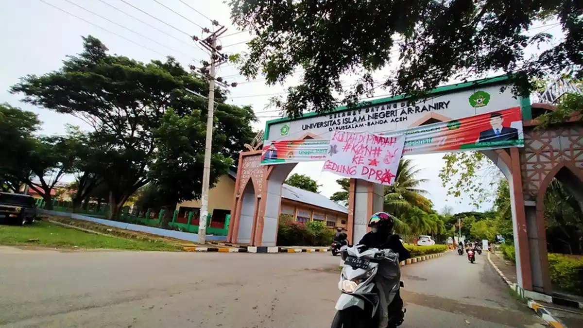 Demo Tolak BBM Naik, Mahasiswa UIN Bentangkan Spanduk Ajakan Kuliah di DPRA