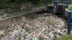 SAMPAH-Aliran-irigasi-di-Desa-Kebon.jpg