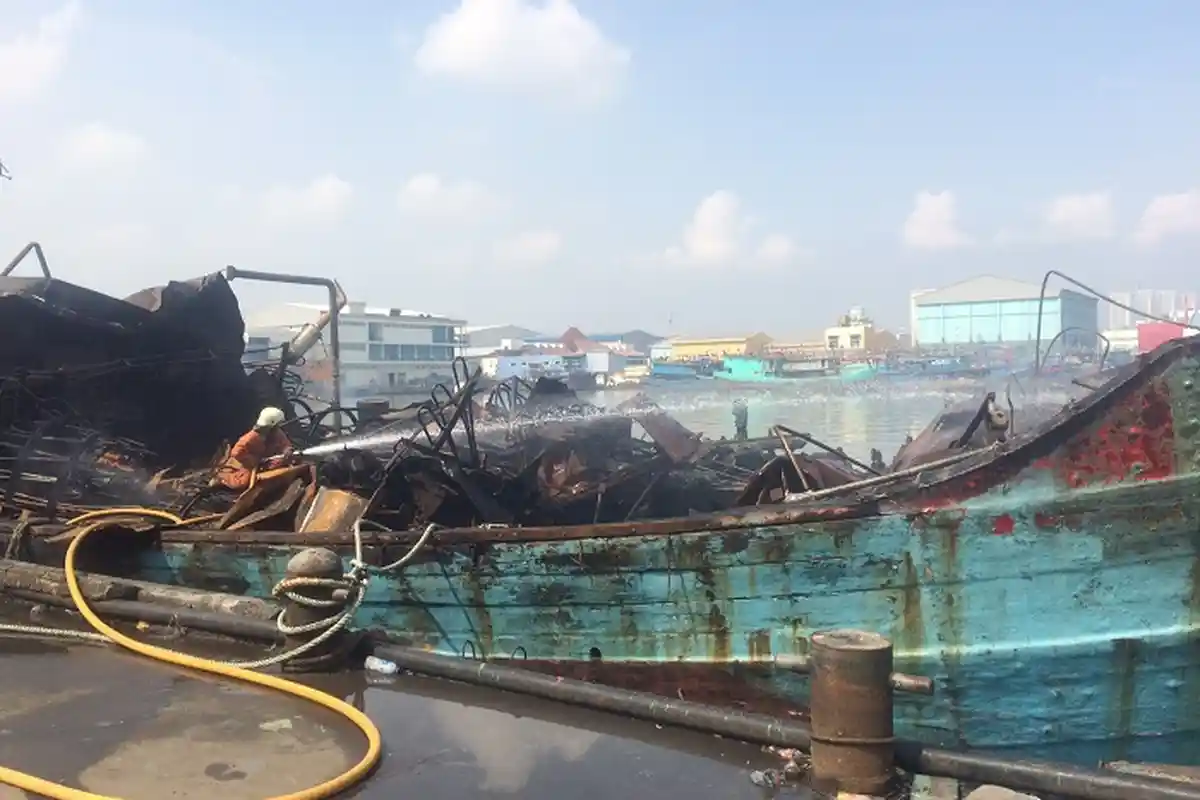 Api Sempat Muncul Dua Kali dari Kapal Nelayan yang Terbakar di Muara Baru