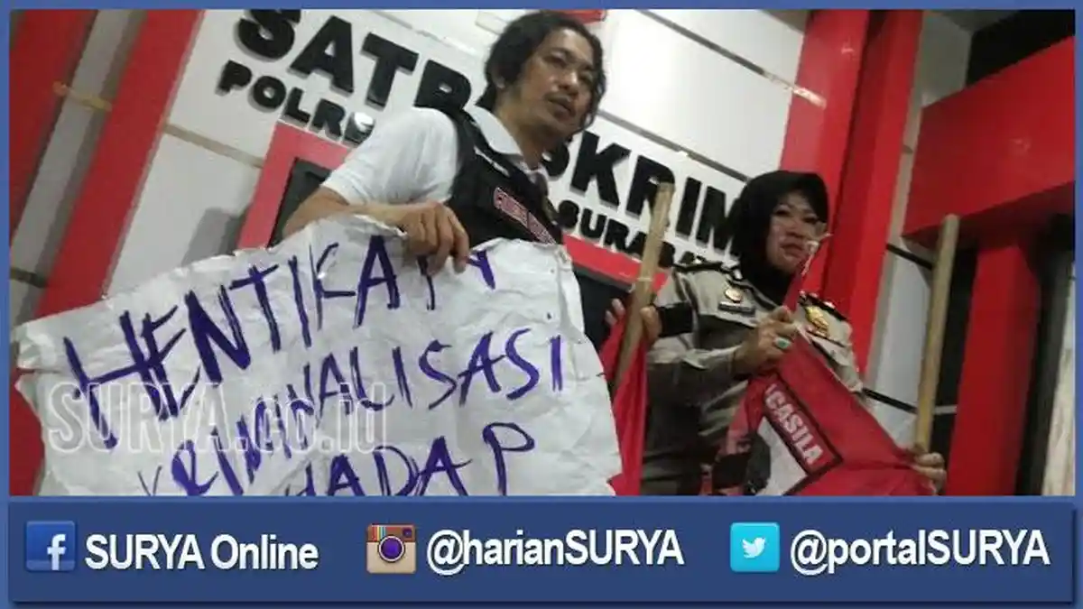 Dua Orang Berseragam Pemuda Pancasila Terekam CCTV Rusak Rumah Kajati Jatim