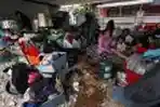 Warga Mengungsi di Kolong Jembatan Kalibata