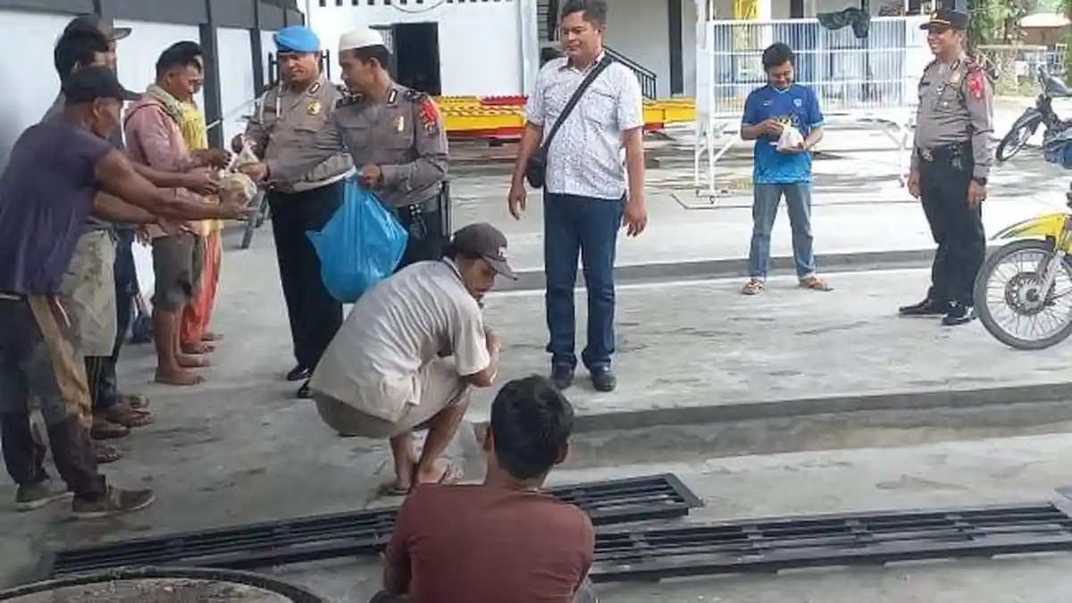 Polri Peduli, Polres Labusel Memulai Hal Kecil, Bagi Nasi Bungkus Pada Kuli Bangunan dan Duafa