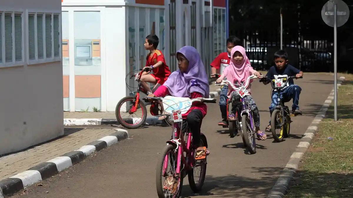 Sayangi Jantung Bisa Diawali Ajak Anak Main di Luar Rumah