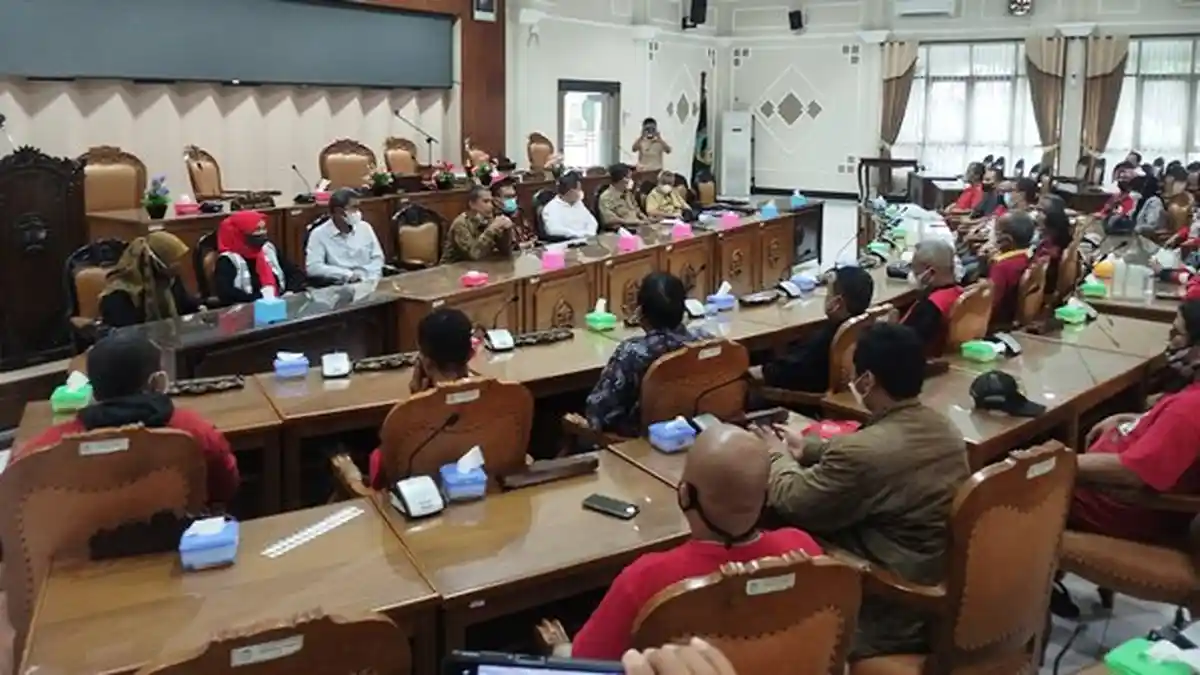 Tolak Rencana Relokasi, Ratusan PKL Pasar Ajibarang Datangi Kantor DPRD Banyumas