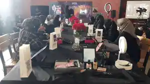 elikawillis_praktekkan_cara_merias_atau_make_up_yang_benar_ke_peserta_beuty_class_di_pekanbaru2.jpg