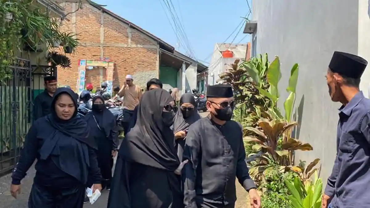 Tampil Serba Hitam, Ayu Ting Ting Melayat ke Rumah Duka Mpok Alpa