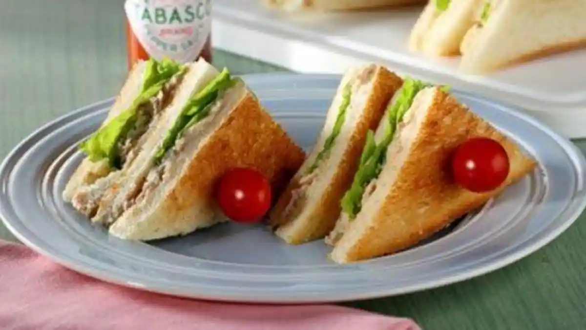 Ternyata Bukan Hanya Hiasan, Ini 7 Alasan Ilmiah Mengapa Sandwich Dipotong Diagonal