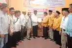 Andi-Sulaiman-dan-relawan-tim-Batman-kembalikan-formulir-pendaftaran-ke-partai-Hanuran.jpg