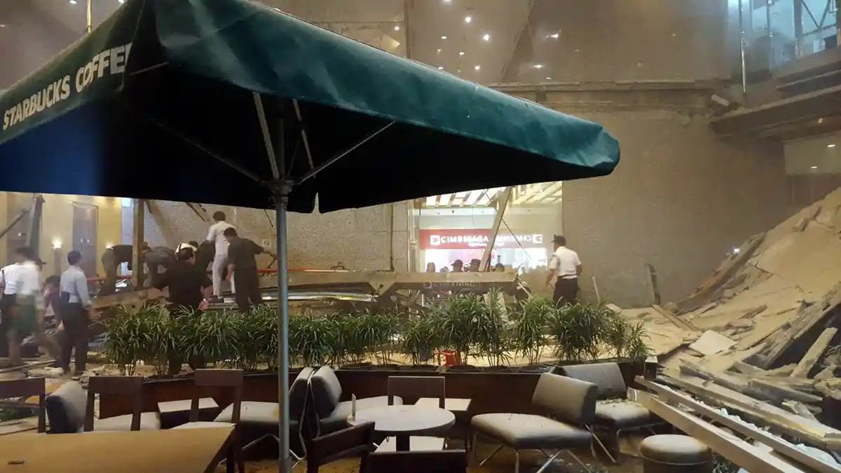 Wanita Ini Bersembunyi di Bawah Meja Starbucks Begitu Tahu Balkon di Gedung BEI Ambruk
