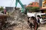 Pascagempa Mamuju, Warga Cari Sarang Walet di Reruntuhan Bangunan