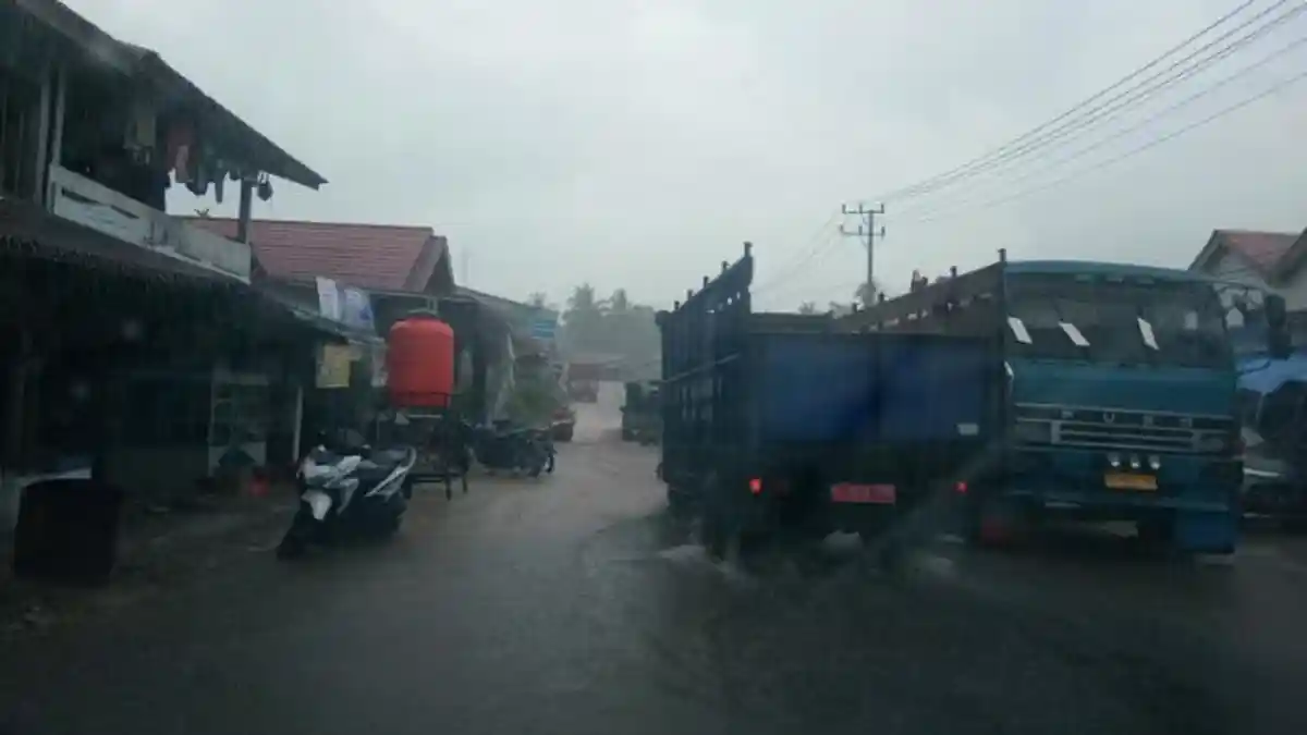 Hujan Sebabkan Jalan di Depan Pasar Gunung Meriah, Aceh Singkil Tergenang