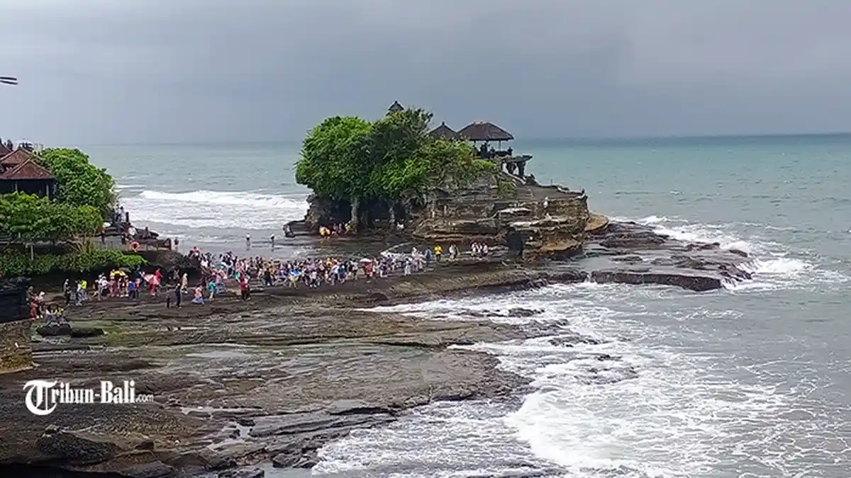 KABAR GEMBIRA! Kunjungan Wisatawan ke Tanah Lot Mulai Menggeliat, Wisman Mulai Berdatangan