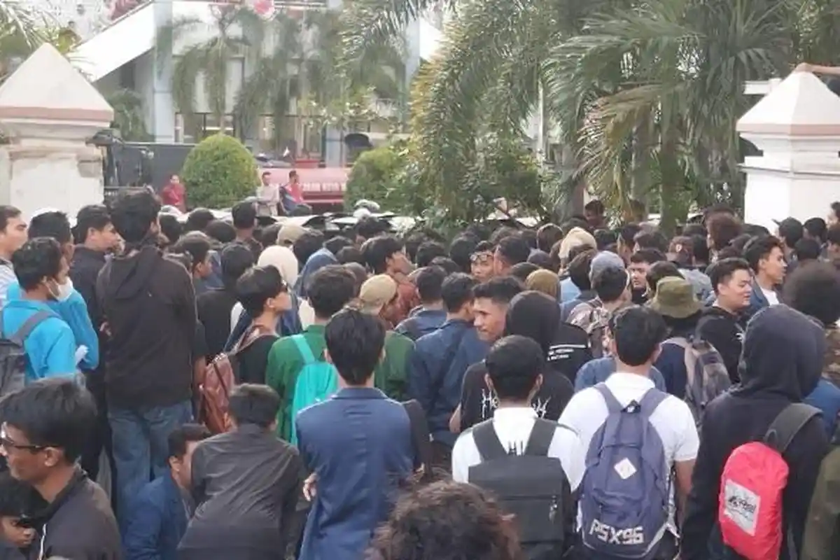 Demo Tolak Revisi RUU Pilkada, Massa Aksi Robohkan Gerbang DPRD NTB