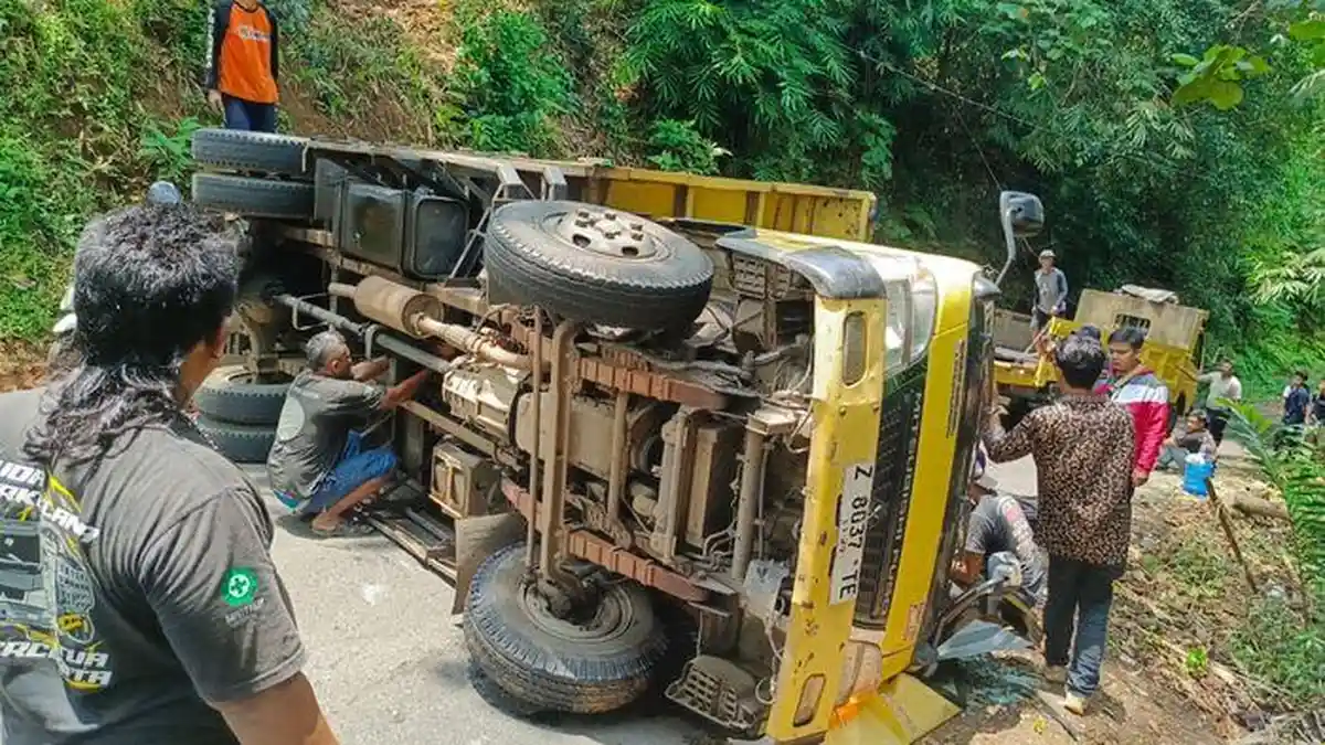 Truk Pengangkut Besi Beton Terguling di Tanjakan Salawe Cimaragas Ciamis
