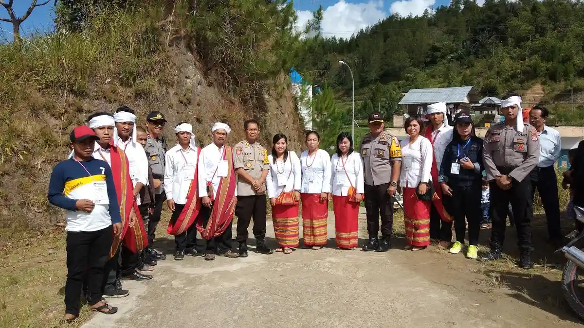Lestarikan Kearifan Lokal, KPPS di TPS 5 Desa Osango Kenakan Pakaian Adat Mamasa