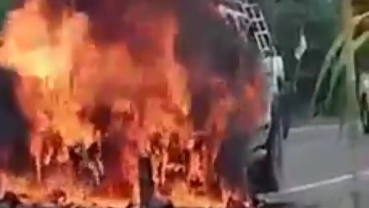 Mobil Pengusaha Batam Terbakar di Muarojambi, Muncul Asap di Kap Mesin